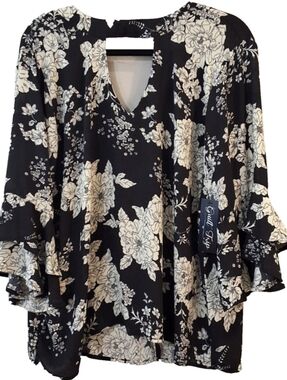 Guilt Trip Women's Floral Blouse 1XL Keyhole Neckline Flutter Sleeve Classic B&W